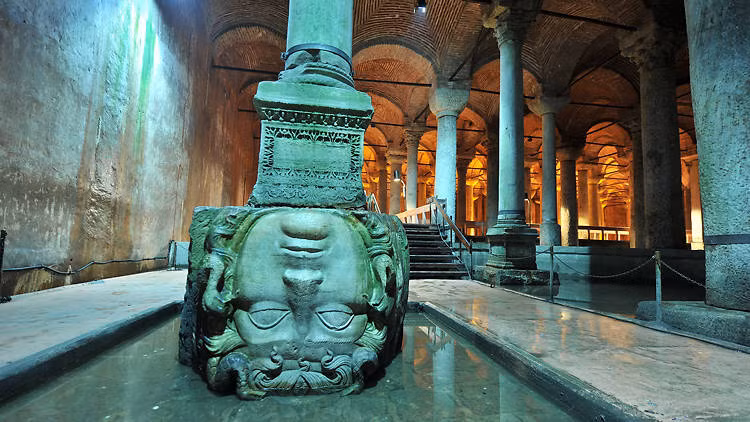 Khi ghé thăm hầm chứa nước Basilica Cistern, nhiều người ấn tượng trước 336 cột đá cẩm thạch lớn được xây dựng để chống đỡ cho căn hầm. Từ sau thế kỷ 10, nơi đây không còn được sử dụng.