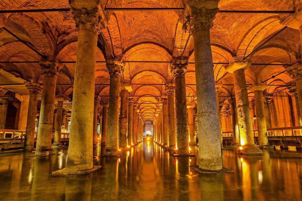 Hầm chứa nước Basilica Cistern có kích thước khủng với chiều dài 138m, rộng 64,6m. Với diện tích gần 10.000 m2, công trình ngầm này có thể chứa tới 80.000 m3 nước. Vì vậy, Basilica Cistern còn được mệnh danh là "cung điện chìm".
