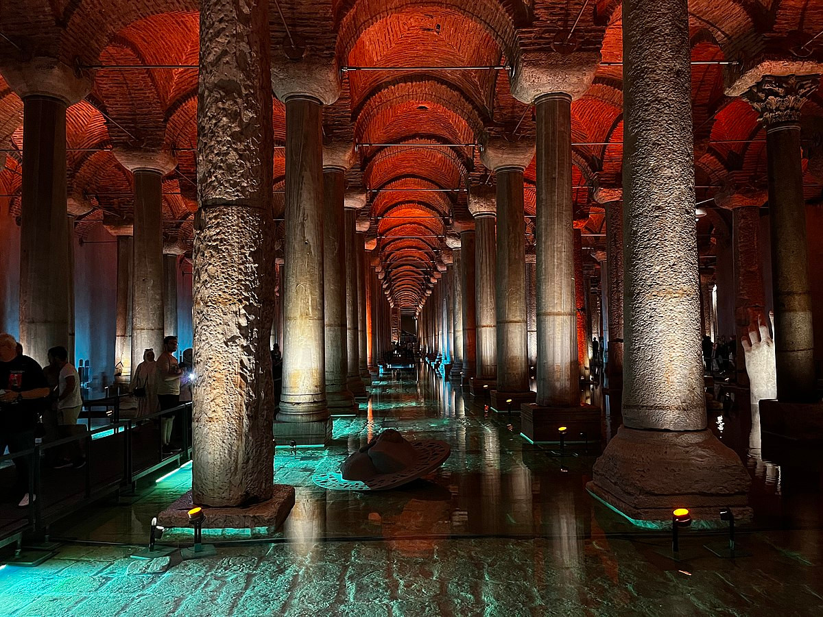 Nằm sâu bên dưới thành phố Istanbul, Thổ Nhĩ Kỳ, hầm chứa nước Basilica Cistern là một công trình ngầm "bất tử" của người xưa. Công trình này được xây dựng dưới thời hoàng đế Đông La Mã Justinian I vào năm 532 để lưu trữ và cung cấp nước cho cư dân thời xưa.