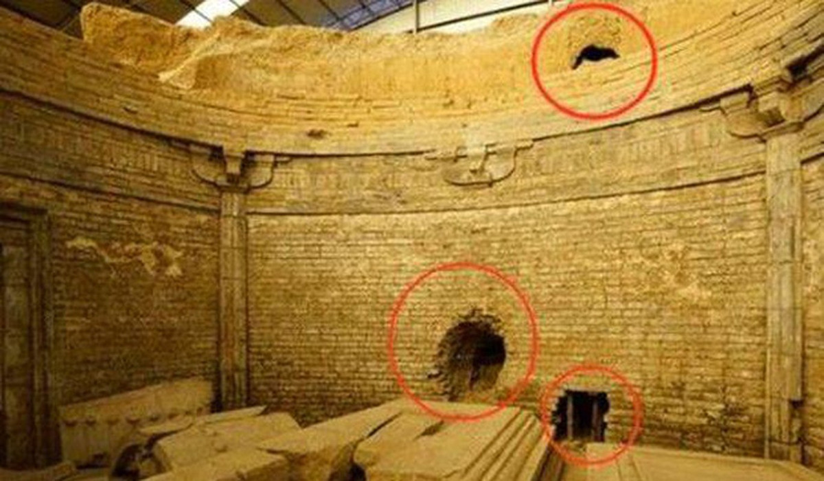 Theo các chuyên gia, bên cạnh 80 thi hài này là những dụng cụ đào mộ giúp chứng minh họ là những kẻ trộm mộ. Sau khi tiến vào bên trong mộ cổ, những kẻ mộ tặc rơi vào một cạm bẫy đáng sợ khiến bản thân "có vào mà không có ra". Đó là bẫy cát.