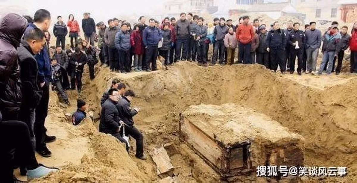 Vào năm 2011, một nhóm công nhân thi công mở rộng tuyến đường ở thành phố Thái Châu thuộc tỉnh Giang Tô, Trung Quốc. Theo đó, họ vô tình đào trúng một cỗ quan tài cách mặt đất khoảng 2m chứa xác ướp mỹ nhân.