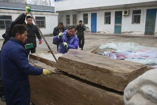 Vì vậy, các chuyên gia nhanh chóng đến hiện trường kiểm tra và xác định khu vực tìm thấy quan tài là một ngôi mộ cổ.