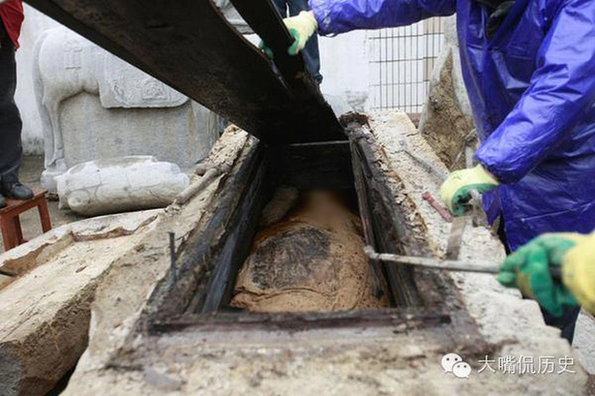 Các chuyên gia tỉ mỉ, cẩn thận mở nắp cỗ quan tài và vô cùng bất ngờ khi nhìn thấy xác ướp vẹn nguyên ở bên trong.