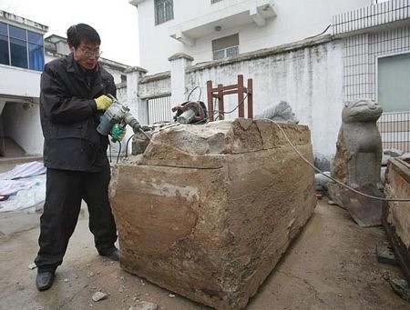 Cụ thể, sau khi phát hiện cỗ quan tài, các công nhân nhanh chóng thông báo cho lực lượng chức năng và các chuyên gia của bảo tàng Thái Châu.