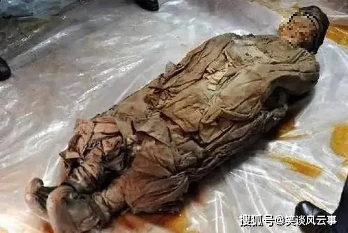 Người phụ nữ này đeo trên người nhiều trang sức như vòng cổ, nhẫn... Căn cứ vào những hiện vật tìm thấy, họ tin rằng, người phụ nữ này sống vào thời nhà Minh (1368 - 1644). Điều này có nghĩa xác ướp mỹ nhân này có niên đại khoảng 700 tuổi.