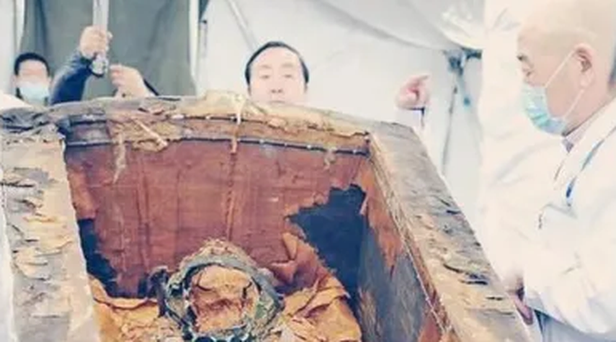 Khi mở nắp quan tài, nhóm chuyên gia thấy một thi hài ở bên trong. Thế nhưng, sau khi lật lớp chăn và các lớp quần áo, họ sốc khi thấy bên trong là một lớp bùn đen sì.