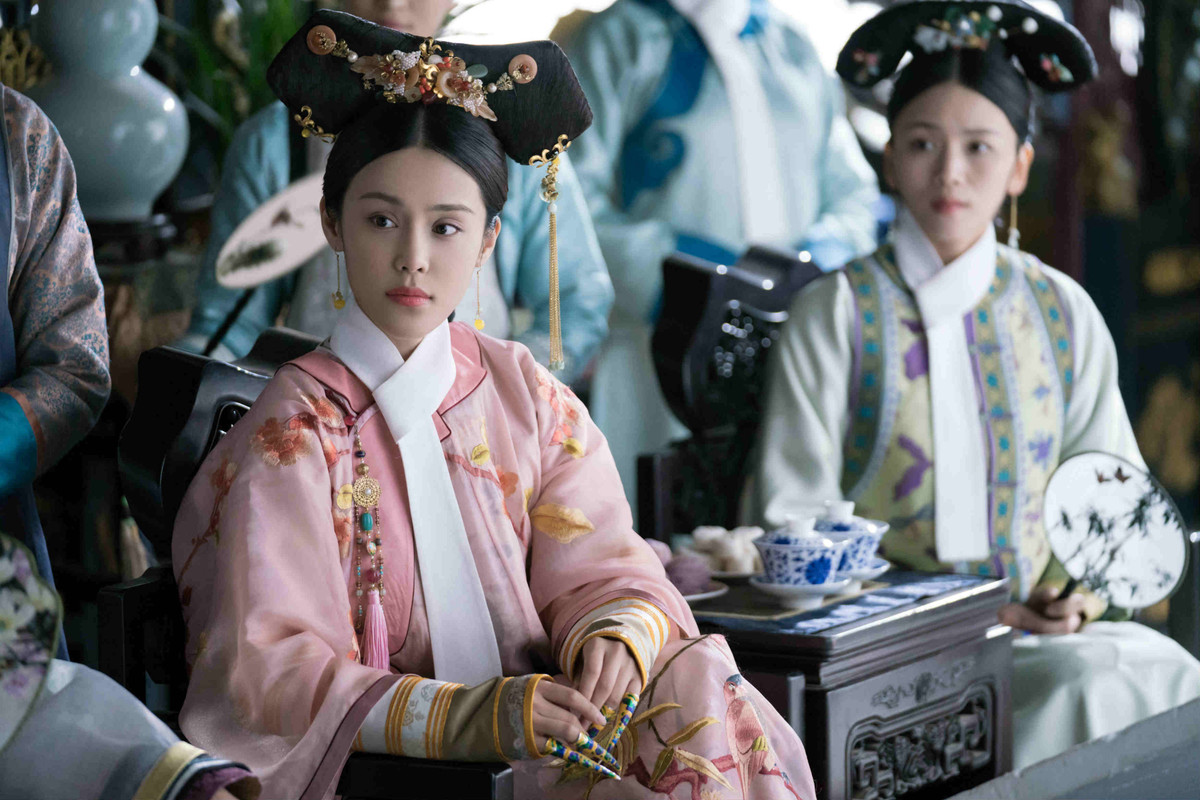 Nhiều người cứ ngỡ cuộc sống của các phi tần chỉ xoay quanh hoàng đế. Thế nhưng, trên thực tế, mỗi ngày họ có nhiều việc phải làm và phải tuân thủ nhiều quy tắc nghiêm ngặt trong hậu cung.