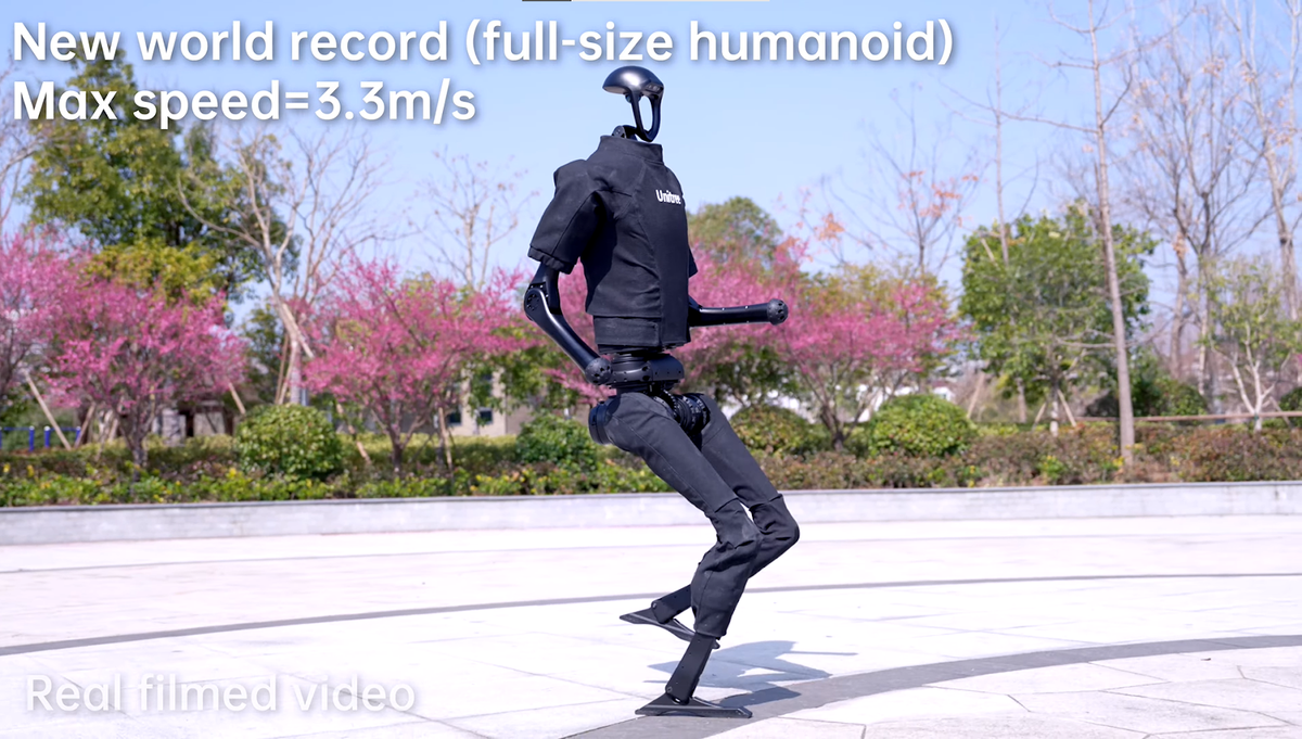 Theo video do Unitree Robotics mới công bố, Evolution V3.0 có thể tự tin leo lên cầu thang, đi lên, rẽ và leo ngược xuống phía trước, cũng như điều hướng một loạt các bước lùi và sang một bên.