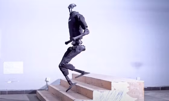 Trong khi đó, robot Optimus của Tesla đang đạt tốc độ 0,6m trên giây. Điều này có nghĩa mẫu robot hình người của Unitree Robotics có tốc độ di chuyển nhanh gấp 5 lần sản phẩm của Tesla và trở thành robot hình người chạy nhanh nhất thế giới (tính đến thời điểm hiện tại).