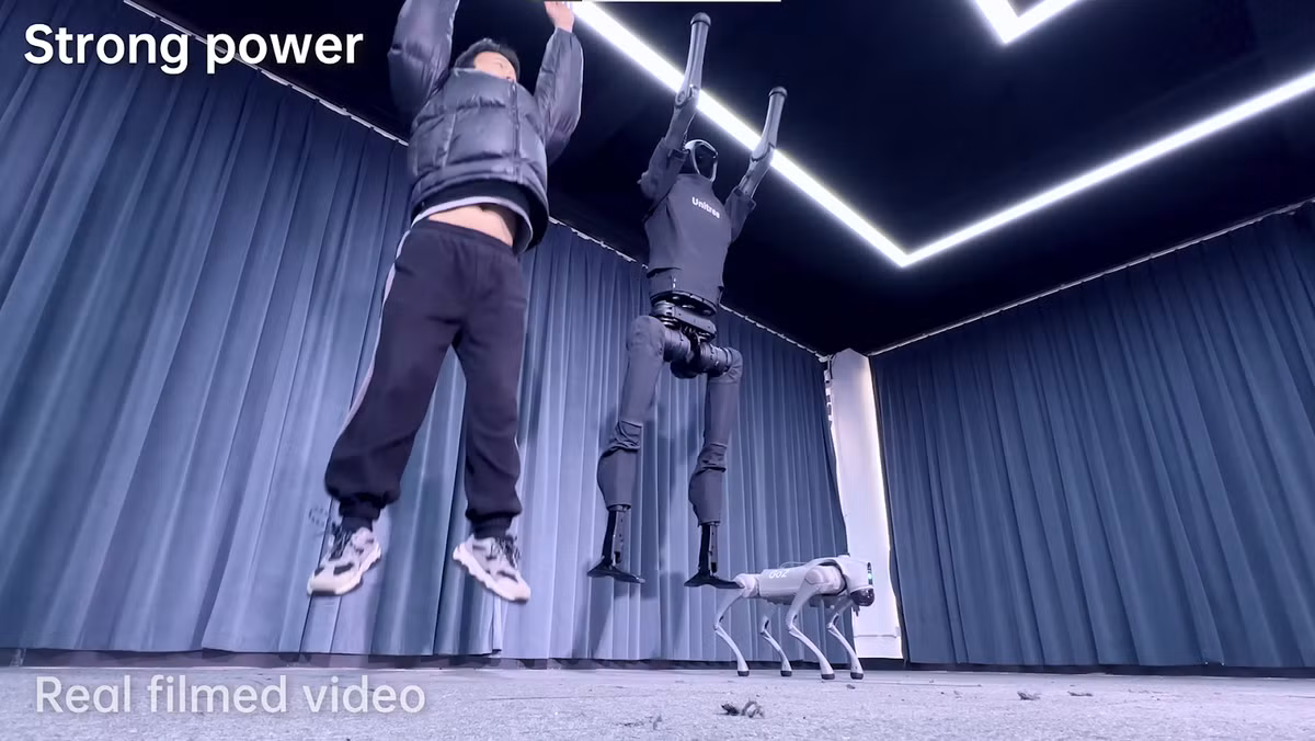 Thêm nữa, Evolution V3.0 "phô diễn" khả năng khéo léo khi leo cầu thang lên xuống theo nhiều chiều, nhảy theo nhạc. Mẫu robot hình người này cũng phối hợp toàn cơ thể khi nhảy lên xuống. Trong video được công bố, Evolution V3.0 có thể nhảy cao ngang con người.