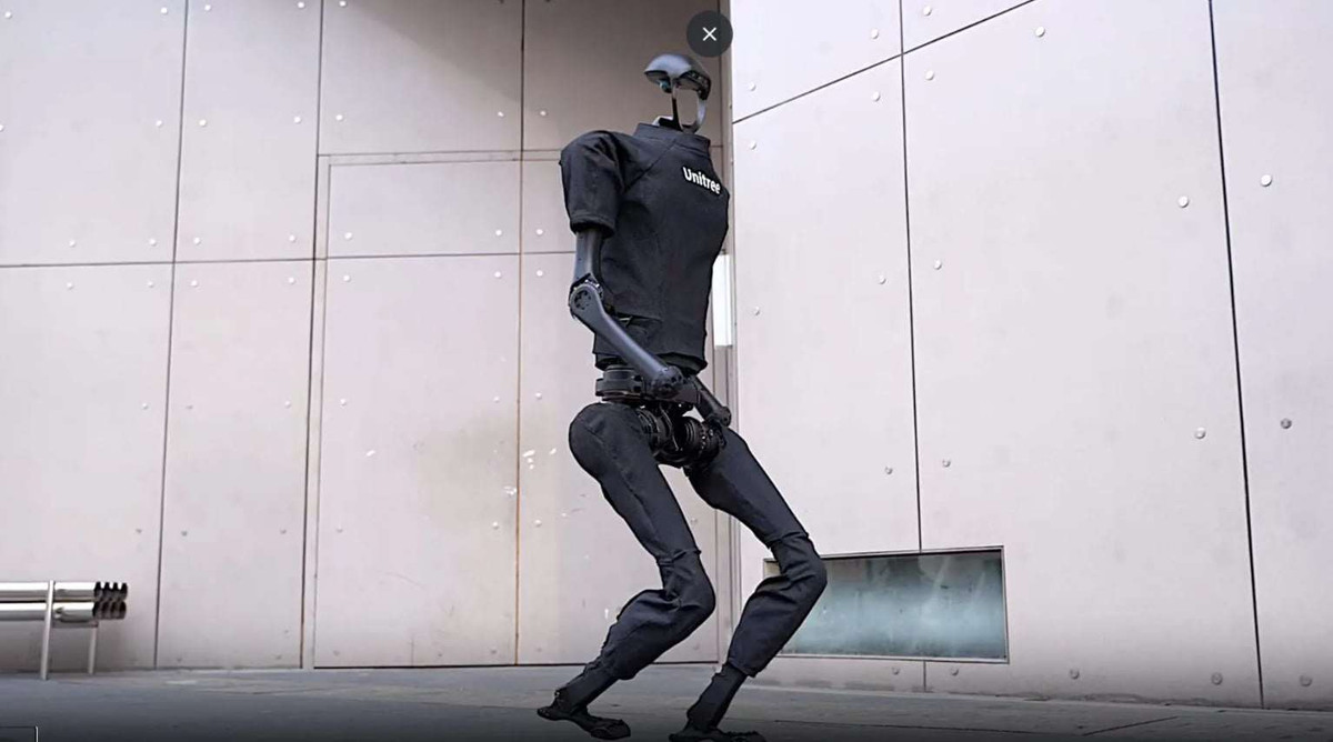 Evolution V3.0 trang bị mảng cảm biến trên phần thân, bao gồm một vòng nhỏ với các cảm biến và camera được gắn dọc theo bề mặt phía trên của nó, giống như một cái đầu cực kỳ nhỏ.