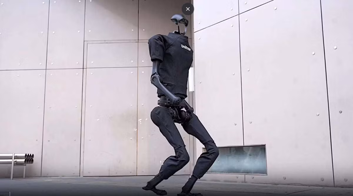 Evolution V3.0 trang bị mảng cảm biến trên phần thân, bao gồm một vòng nhỏ với các cảm biến và camera được gắn dọc theo bề mặt phía trên của nó, giống như một cái đầu cực kỳ nhỏ.