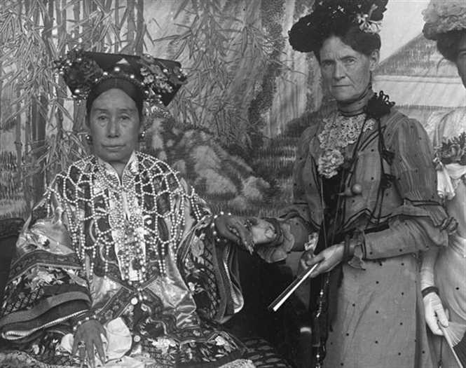 Năm Hàm Phong thứ 2 (tức năm 1852), Từ Hi Thái hậu vượt qua vòng tuyển tú và nhập cung. Sau đó, bà được sắc phong làm Quý nhân và được gọi là Lan Quý nhân. Đến năm Hàm Phong thứ 4 (1854), bà được tấn phong lên cấp Tần, phong hiệu Ý tần.