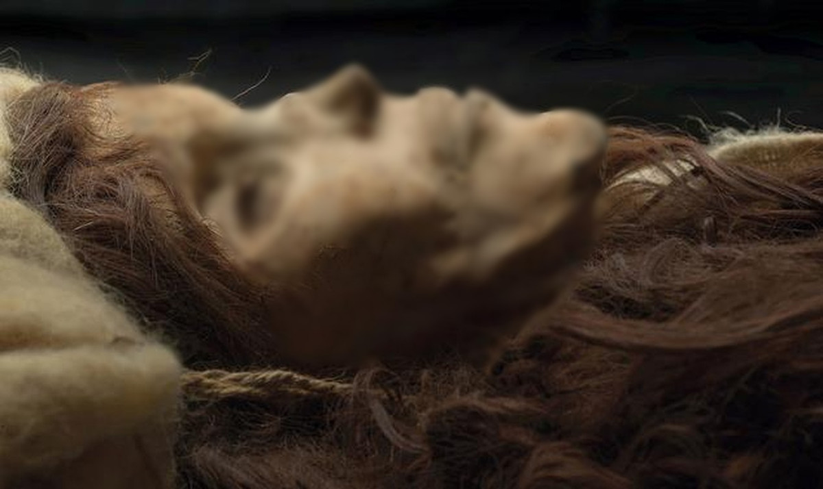 Trải qua hàng ngàn năm, xác ướp "công chúa Tân Cương" nguyên vẹn tới khó tin. Bà đội một chiếc mũ màu trắng trên đầu và mái tóc dài còn gần như nguyên vẹn.