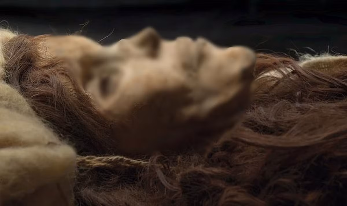 Trải qua hàng ngàn năm, xác ướp "công chúa Tân Cương" nguyên vẹn tới khó tin. Bà đội một chiếc mũ màu trắng trên đầu và mái tóc dài còn gần như nguyên vẹn.