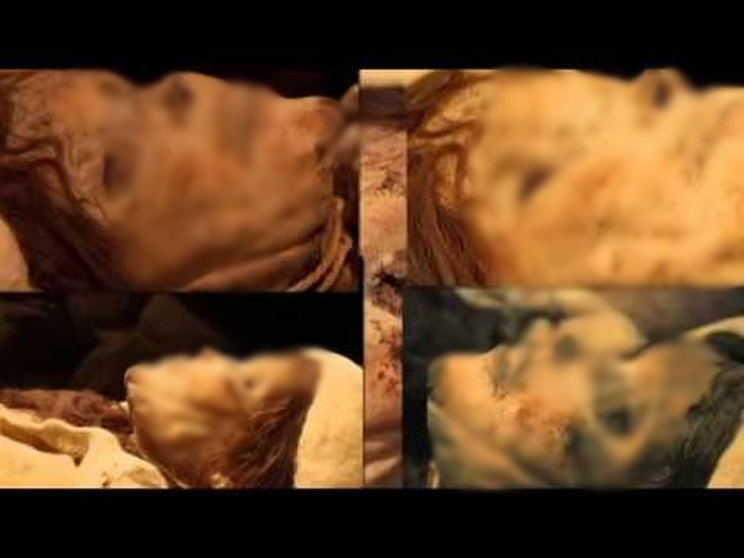 "Công chúa Tân Cương" đeo một chiếc vòng cổ bằng dây màu đỏ có đính cườm trên cổ và tay đeo chiếc vòng hạt ngọc hình ống. Bà khoác trên người một chiếc áo choàng len lớn màu trắng và có 2 chiếc đinh ghim bằng gỗ chạm khắc và hai thanh cây liễu ngắn màu đỏ ở mép bên phải của chiếc áo choàng.