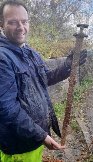 Kết quả kiểm tra niên đại của các chuyên gia cho thấy vũ khí này được chế tạo từ khoảng năm 850 - 975. Theo đó, thanh kiếm của người Viking khoảng 1.200 tuổi. Sau nhiều thế kỷ "ngủ vùi" dưới đáy sông, vũ khí này bị hoen gỉ khá nghiêm trọng.