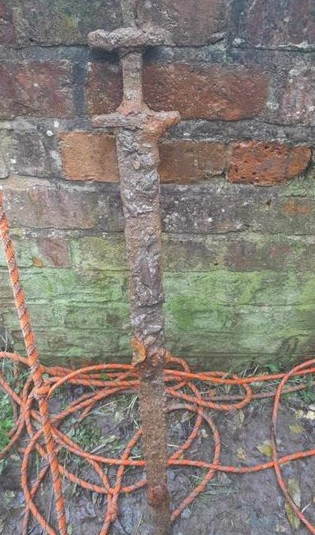 Thêm nữa, kiếm cũng là biểu tượng cho địa vị của những chiến binh Viking tinh nhuệ. Do kiếm khó rèn nên chúng rất đắt và hiếm.