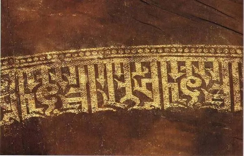 Bên trên nắp quan tài gỗ là một con dấu bằng bạc. Sau khi mở nắp quan tài, các nhà khảo cổ tìm thấy 2 bộ hài cốt. Trong đó, thi hài của nam chủ nhân đeo một con dao ngắn cán bằng ngọc trên thắt lưng. Trong lòng bàn tay của người này có những miếng vàng. Người đàn ông mặc 17 bộ quần áo khi chôn cất.