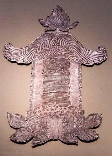 Nhờ vậy, các chuyên gia xác định được danh tính của chủ nhân lăng mộ là vợ chồng Hoàn Nhan Yến. Theo cuốn "Lịch sử vàng", Hoàn Nhan Yến là thái úy của nước Tề. Ông là người được Thái Tổ Hoàn Nhan A Cốt Đả tin tưởng nên có địa vị cao trong triều cũng như vô cùng giàu có.