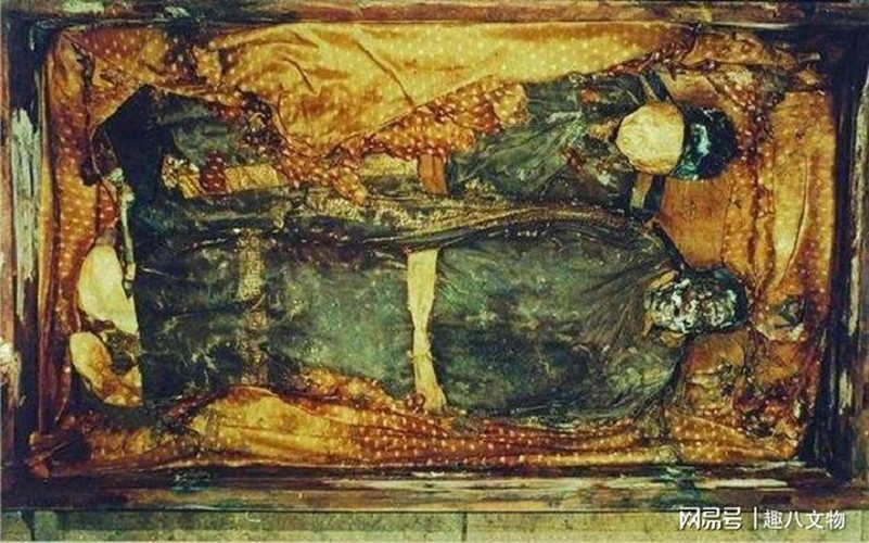 Bên trong quan tài đá chứa một cỗ quan tài bằng gỗ. Trên các cạnh và góc của quan tài cỗ có trang trí bằng các mảnh bạc có chạm trổ hoa văn tinh xảo.