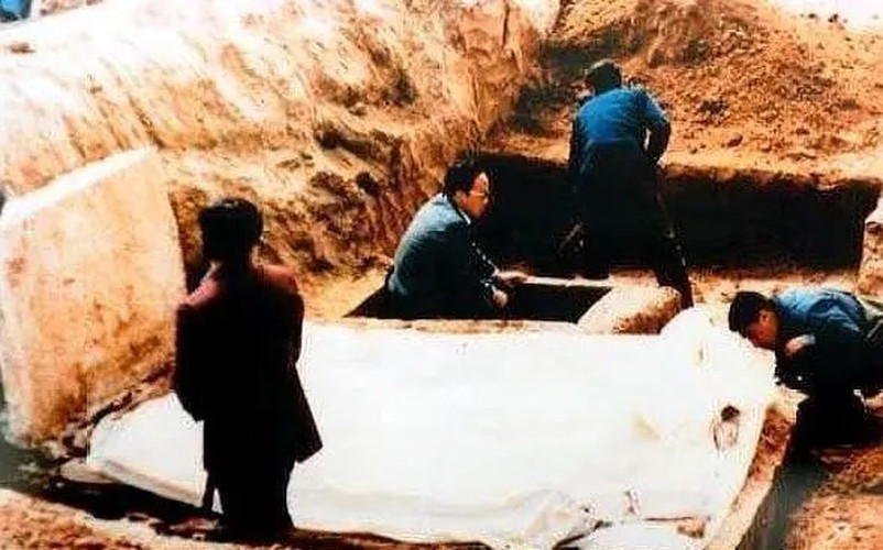 Cụ thể, khi cuốc đất, lão nông vô tình đào được một phiến đá bên trên có khắc hoa văn. Linh cảm rằng đó có thể là cổ vật và bên dưới còn có những thứ giá trị khác nên ông lập tức chạy về làng báo tin cho chính quyền địa phương.