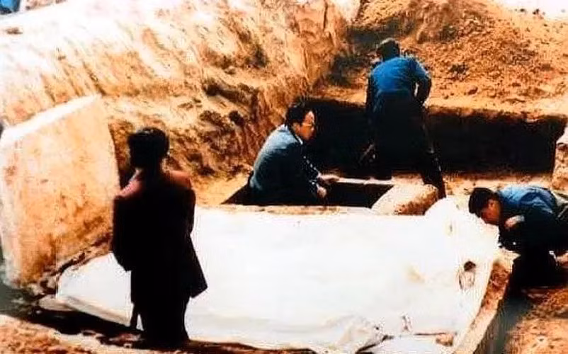 Cụ thể, khi cuốc đất, lão nông vô tình đào được một phiến đá bên trên có khắc hoa văn. Linh cảm rằng đó có thể là cổ vật và bên dưới còn có những thứ giá trị khác nên ông lập tức chạy về làng báo tin cho chính quyền địa phương.