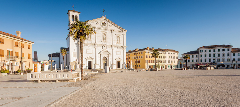 Trong Chiến tranh thế giới 1 (1914 - 1918), thị trấn cổ Palmanova có vị trí chiến lược và hệ thống phòng thủ kiên cố được lựa chọn trở thành căn cứ của quân đội Italy. Theo đó, nơi này có thêm bệnh viện, kho chứa vũ khí...