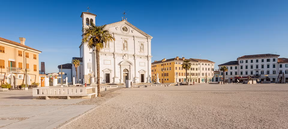 Trong Chiến tranh thế giới 1 (1914 - 1918), thị trấn cổ Palmanova có vị trí chiến lược và hệ thống phòng thủ kiên cố được lựa chọn trở thành căn cứ của quân đội Italy. Theo đó, nơi này có thêm bệnh viện, kho chứa vũ khí...