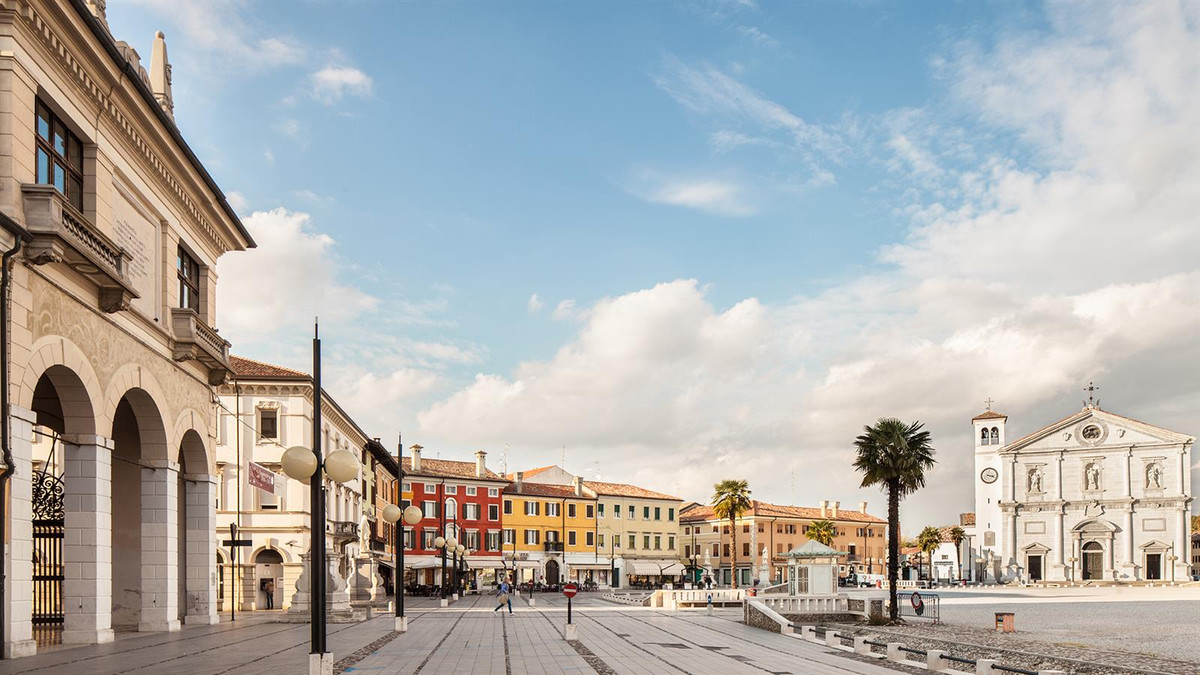 Ngoài ra, hệ thống hào xung quanh Palmanova giúp bảo vệ thị trấn một cách chặt chẽ trước các cuộc tấn công của kẻ thù.