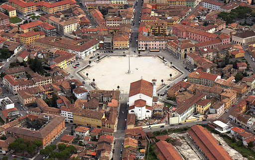 Kiến trúc độc đáo của thị trấn Palmanova thu hút sự quan tâm của công chúng. Nơi đây có 3 cổng để vào bên trong, 18 đường xuyên tâm, 6 trục chính đều dẫn đến quảng trường trung tâm có tới 6 mặt.