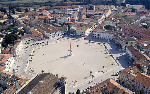 Tiếp đến, xung quanh thị trấn cổ Palmanova là hệ thống đường hầm dưới lòng đất. Hiện một trong số các đường hầm được chính quyền cho phép du khách xuống tham quan.