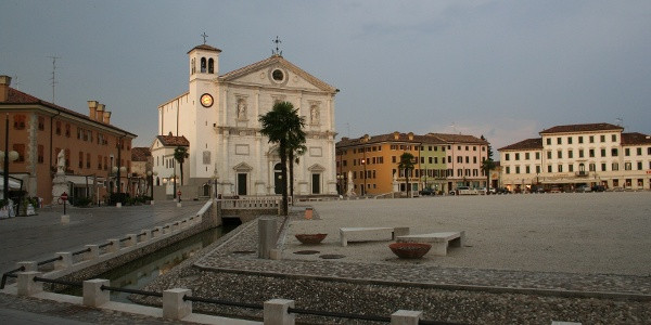 Khi Chiến tranh thế giới 2 nổ ra, Palmanova tiếp tục được "chọn mặt gửi vàng" làm căn cứ quân sự của Italy.