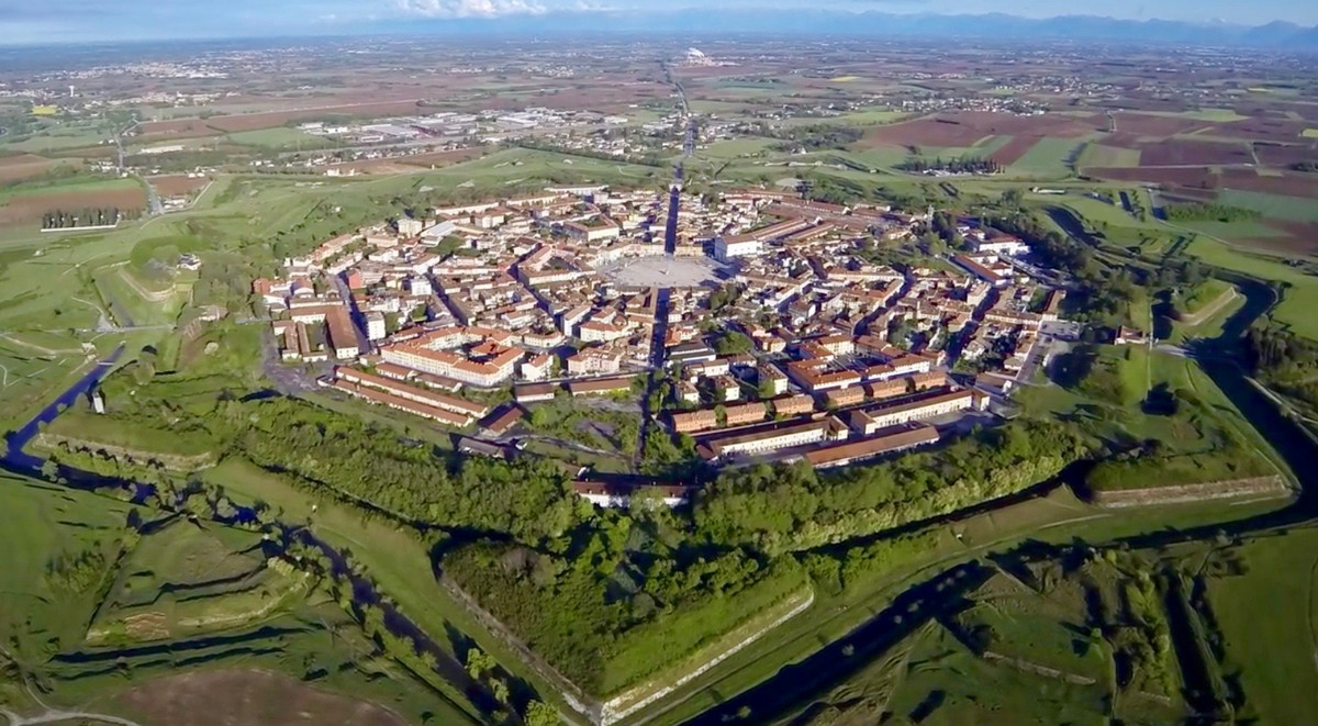 Sau khi hoàn thành, thị trấn Palmanova được bao bọc trong các bức tường vòng tròn đồng tâm và các công trình xung quanh tạo thành hình ngôi sao 9 cánh. Ở các góc có phần nhô ra để binh sĩ làm nhiệm canh gác, kịp thời phát hiện kẻ địch từ xa.