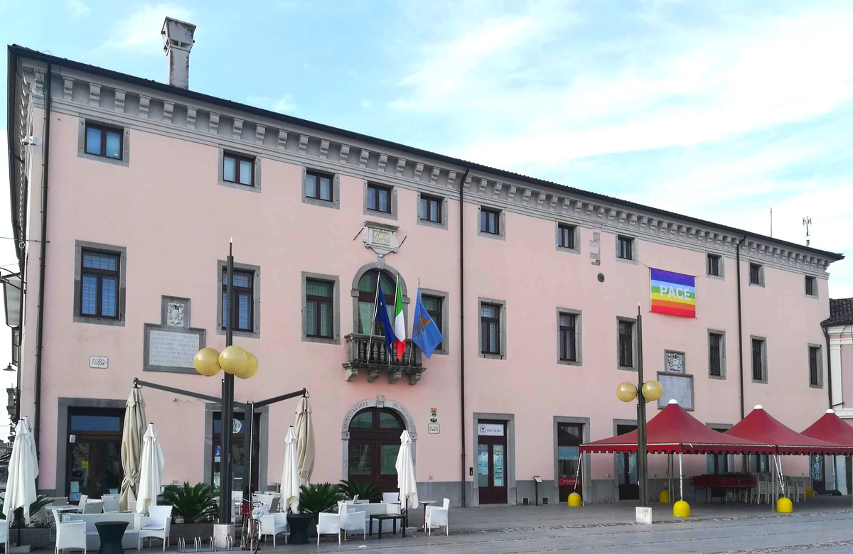 Trong số những công trình cổ tuyệt đẹp ở Palmanova, nổi bật là cung điện Provveditore Generale. Hiện nơi đây là tòa thị chính và bảo tàng lịch sử quân sự.