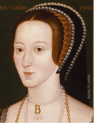 Hoàng hậu Anne Boleyn nổi tiếng nước Anh là một trong 6 người vợ của Vua Henry VIII. Sau 3 năm làm hoàng hậu, bà hoàng này bị kết tội ngoại tình, phản quốc. Theo đó, hoàng hậu Boleyn bị chém đầu và trở thành vương hậu đầu tiên trong lịch sử nước Anh bị xử tử.