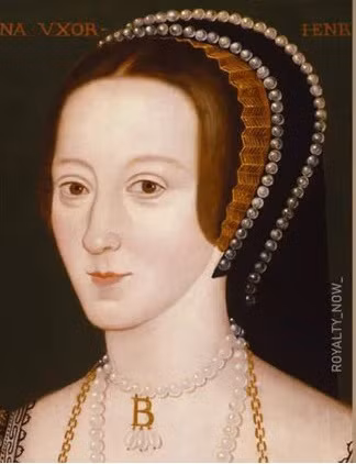 Hoàng hậu Anne Boleyn nổi tiếng nước Anh là một trong 6 người vợ của Vua Henry VIII. Sau 3 năm làm hoàng hậu, bà hoàng này bị kết tội ngoại tình, phản quốc. Theo đó, hoàng hậu Boleyn bị chém đầu và trở thành vương hậu đầu tiên trong lịch sử nước Anh bị xử tử.