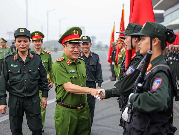 5.000 canh sat co dong tham gia tong duyet ky niem Ngay truyen thong-Hinh-2