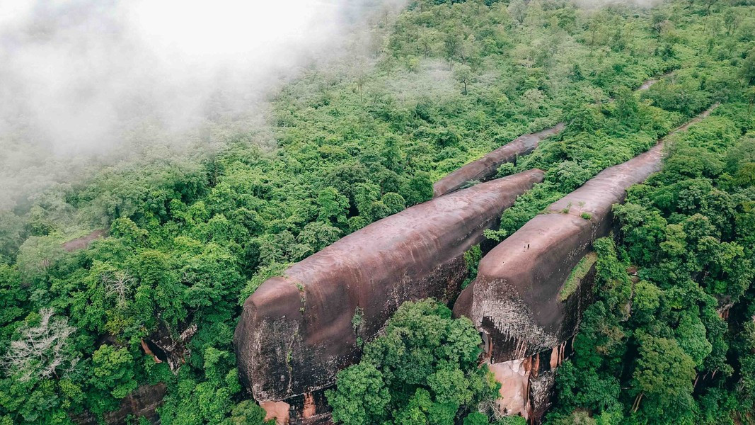 Sở dĩ chúng có tên là Hin Sam Wan vì nhìn từ những góc độ nhất định, những khối đá này trông giống như một gia đình cá voi gồm bố mẹ và con đang “bơi” giữa rừng.