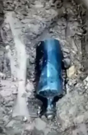 Theo các chuyên gia, thi hài thuộc về một phụ nữ qua đời khi khoảng 60 tuổi. Bên ngoài chai chứa chất lỏng bí ẩn có khắc dòng chữ "Hull Infirmary" (Bệnh xá Hull).