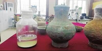 Các chuyên gia Trung Quốc cho hay sẽ tiếp tục nghiên cứu để có thêm thông tin về nguyên liệu thô và quy trình sản xuất ra hỗn hợp chất lỏng trong chiếc bình đồng hình thiên nga trên.