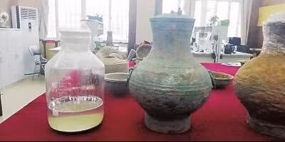 Các chuyên gia Trung Quốc cho hay sẽ tiếp tục nghiên cứu để có thêm thông tin về nguyên liệu thô và quy trình sản xuất ra hỗn hợp chất lỏng trong chiếc bình đồng hình thiên nga trên.