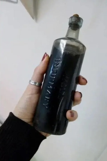 Một quan điểm cho rằng, chất lỏng trong chai có thể là thức uống bổ sung phốt pho - vốn là loại đồ uống khá phổ biến vào thế kỷ 19 được quảng cáo như một loại thuốc chữa nhiều bệnh khác nhau. Tuy nhiên, để có câu trả lời chính xác, các chuyên gia sẽ tiến hành loạt kiểm tra, phân tích chuyên sâu.