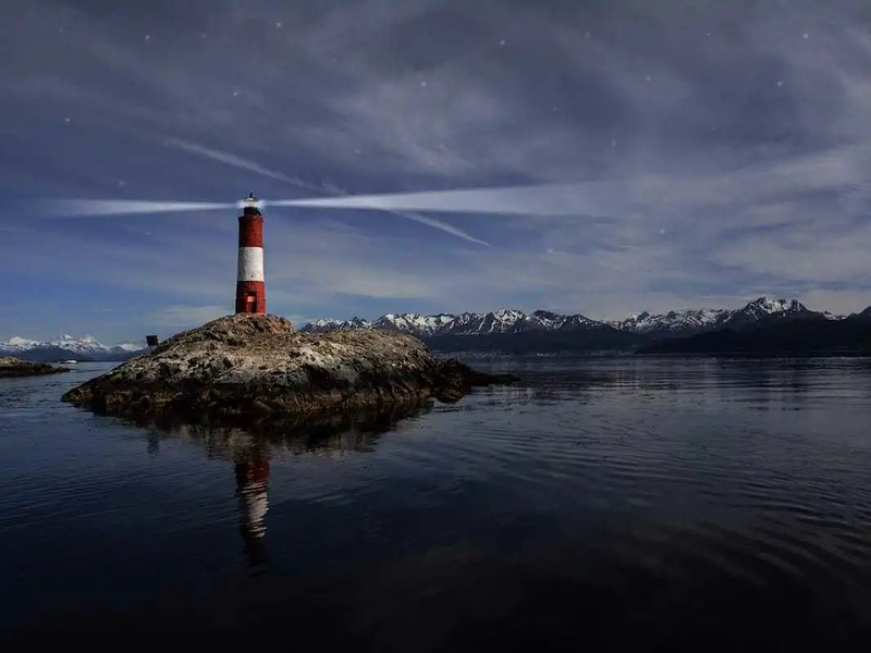 Hải đăng Ushuaia nằm ở kênh Beagle gần Ushuaia, cực Nam của Argentina. Vì Ushuaia rất gần với Nam Cực nên hải đăng Ushuaia còn được gọi là "Hải đăng ở nơi tận cùng thế giới".