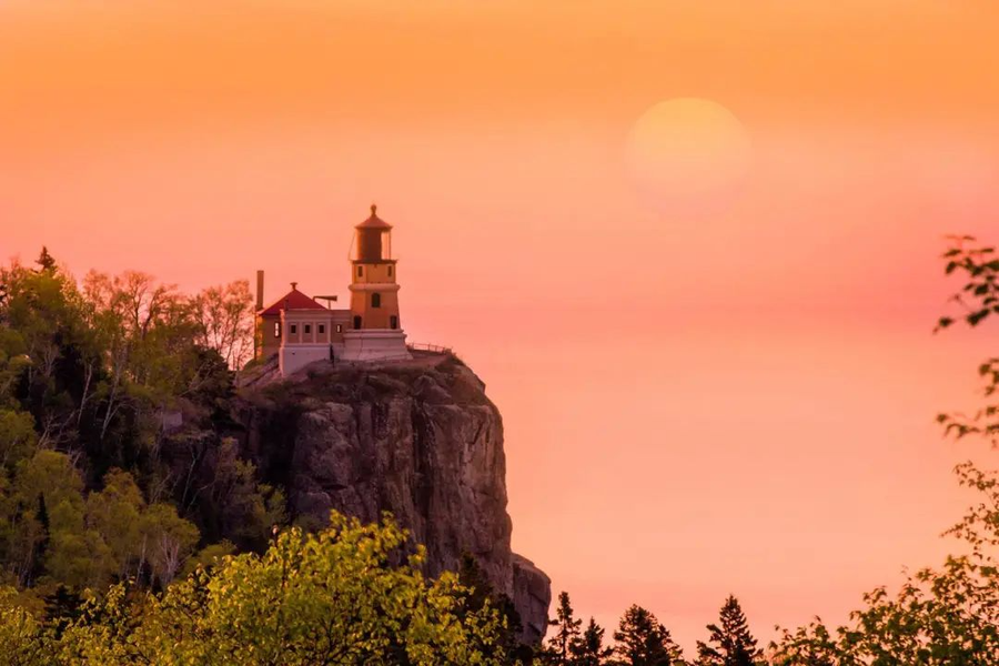 Ngọn hải đăng trên hồ Superior này được xây dựng trên một vách đá cao khoảng 40m. Tại thời điểm xây dựng, toàn bộ vật liệu được vận chuyển bằng đường nước và nâng lên đỉnh vách đá bằng cần cẩu. Mặc dù hiện đã ngừng hoạt động nhưng mỗi năm vào ngày 10/11, ngọn hải đăng vẫn thắp sáng để tưởng nhớ một con tàu bị chìm trong trận bão vào ngày đó năm 1975.