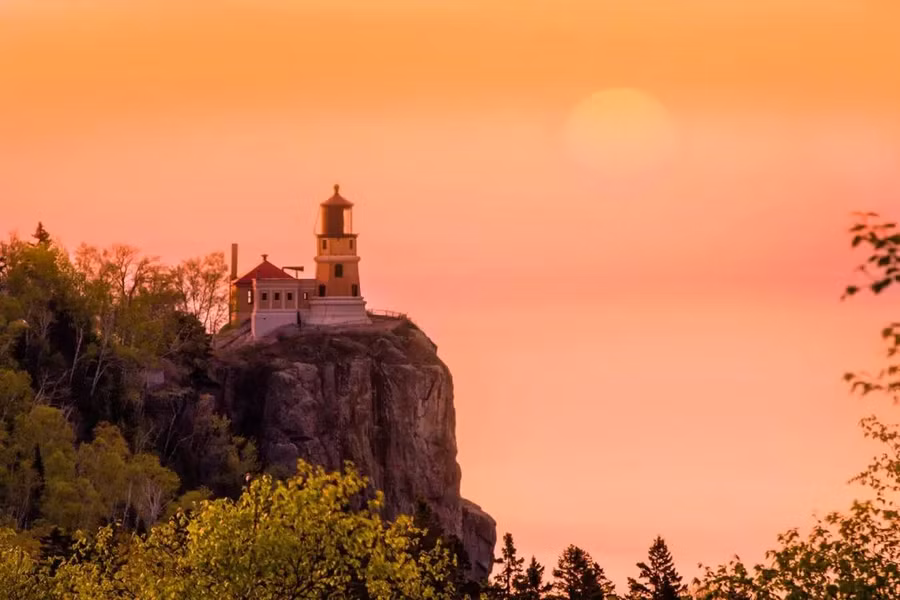 Ngọn hải đăng trên hồ Superior này được xây dựng trên một vách đá cao khoảng 40m. Tại thời điểm xây dựng, toàn bộ vật liệu được vận chuyển bằng đường nước và nâng lên đỉnh vách đá bằng cần cẩu. Mặc dù hiện đã ngừng hoạt động nhưng mỗi năm vào ngày 10/11, ngọn hải đăng vẫn thắp sáng để tưởng nhớ một con tàu bị chìm trong trận bão vào ngày đó năm 1975.