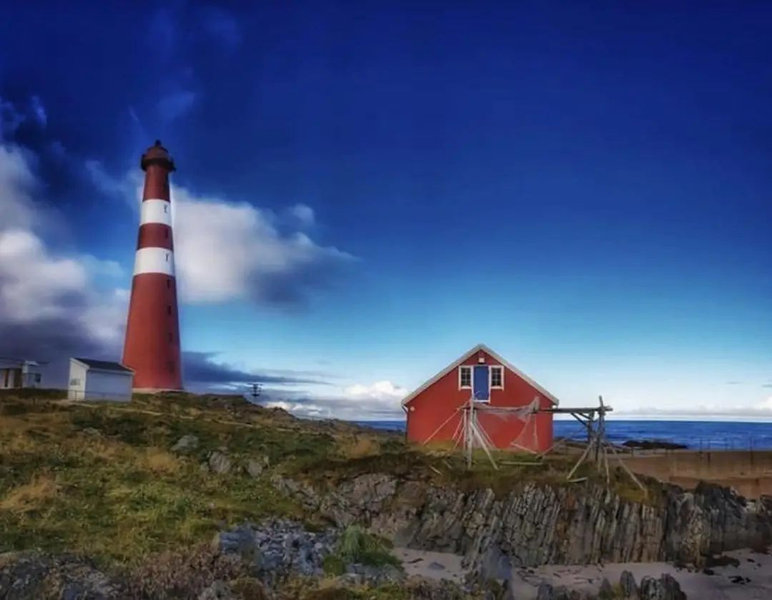 Hải đăng Slettnes là ngọn hải đăng lục địa cực Bắc trên thế giới, còn được mệnh danh là "đỉnh" của châu Âu, được xây dựng từ năm 1903 đến năm 1905. Vào mùa hè, ngọn hải đăng không phát ra ánh sáng do hiện tượng ngày địa cực (ban ngày kéo dài 24 giờ), nhưng nó có thể đóng vai trò quan trọng vào mùa đông.