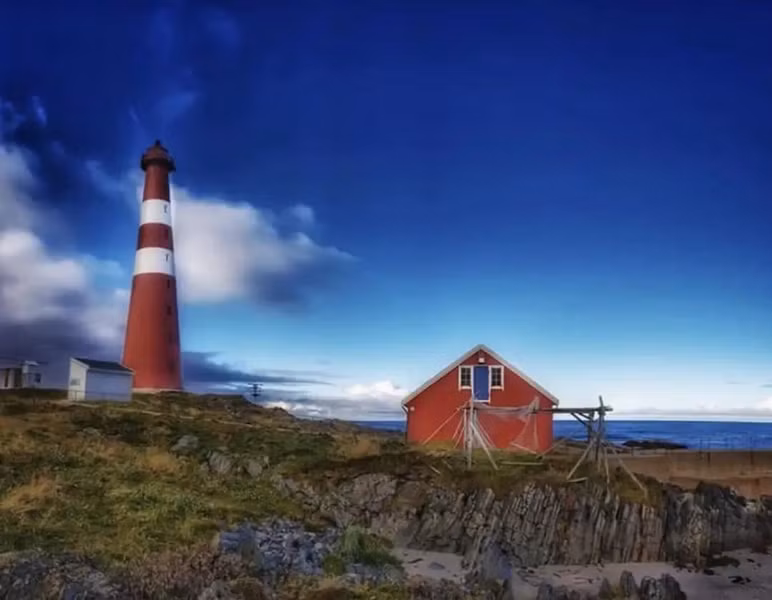 Hải đăng Slettnes là ngọn hải đăng lục địa cực Bắc trên thế giới, còn được mệnh danh là "đỉnh" của châu Âu, được xây dựng từ năm 1903 đến năm 1905. Vào mùa hè, ngọn hải đăng không phát ra ánh sáng do hiện tượng ngày địa cực (ban ngày kéo dài 24 giờ), nhưng nó có thể đóng vai trò quan trọng vào mùa đông.