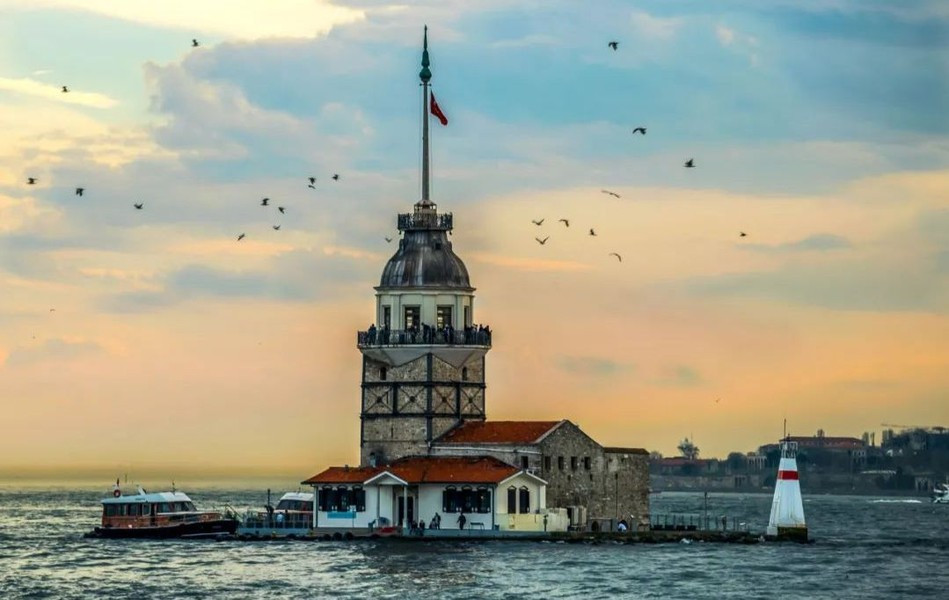 Ngọn hải đăng này được xây dựng lần đầu tiên tại Istanbul, thành phố cảng biển lớn nhất của Thổ Nhĩ Kỳ vào thế kỷ 12, và là biểu tượng lãng mạn nhất của thành phố này trải dài khắp châu Á, châu Phi và châu Âu. Có rất nhiều truyền thuyết về việc xây dựng hải đăng Maiden.