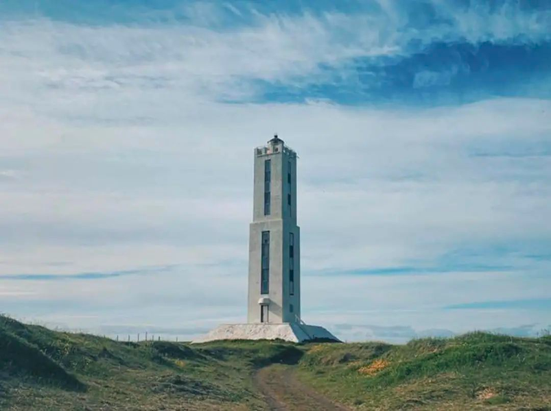 Hải đăng Knarraros, Iceland: Ngọn tháp hai tầng này là ngọn hải đăng đầu tiên của Iceland được xây dựng bằng bê tông cốt thép vào năm 1938. Tháp hải đăng cao 26,2m không sơn và xung quanh là cánh đồng cỏ mênh mông. Ngọn hải đăng này độc đáo ở chỗ nó phát ra ánh sáng chớp 3 giây sau mỗi nửa phút.